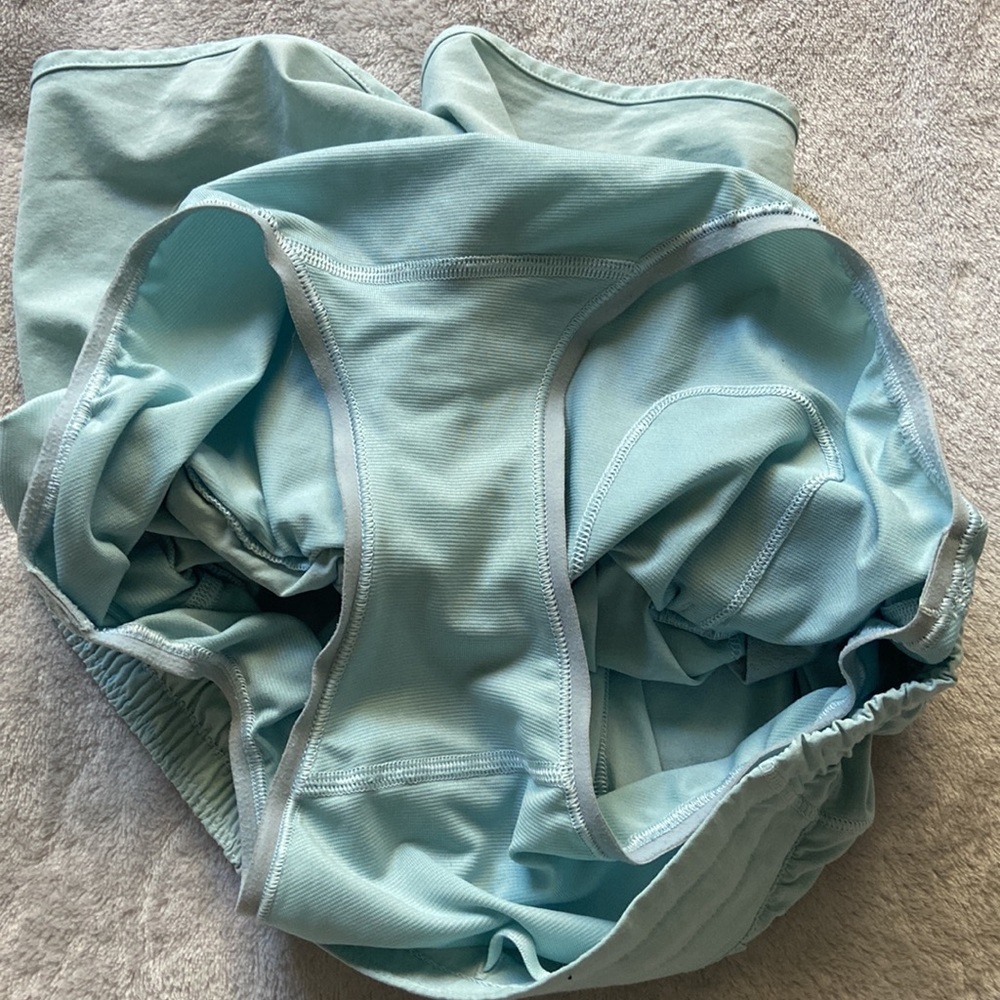Lululemon Hotty Toddy Shorts 2.5” inseam - Picture 6 of 6